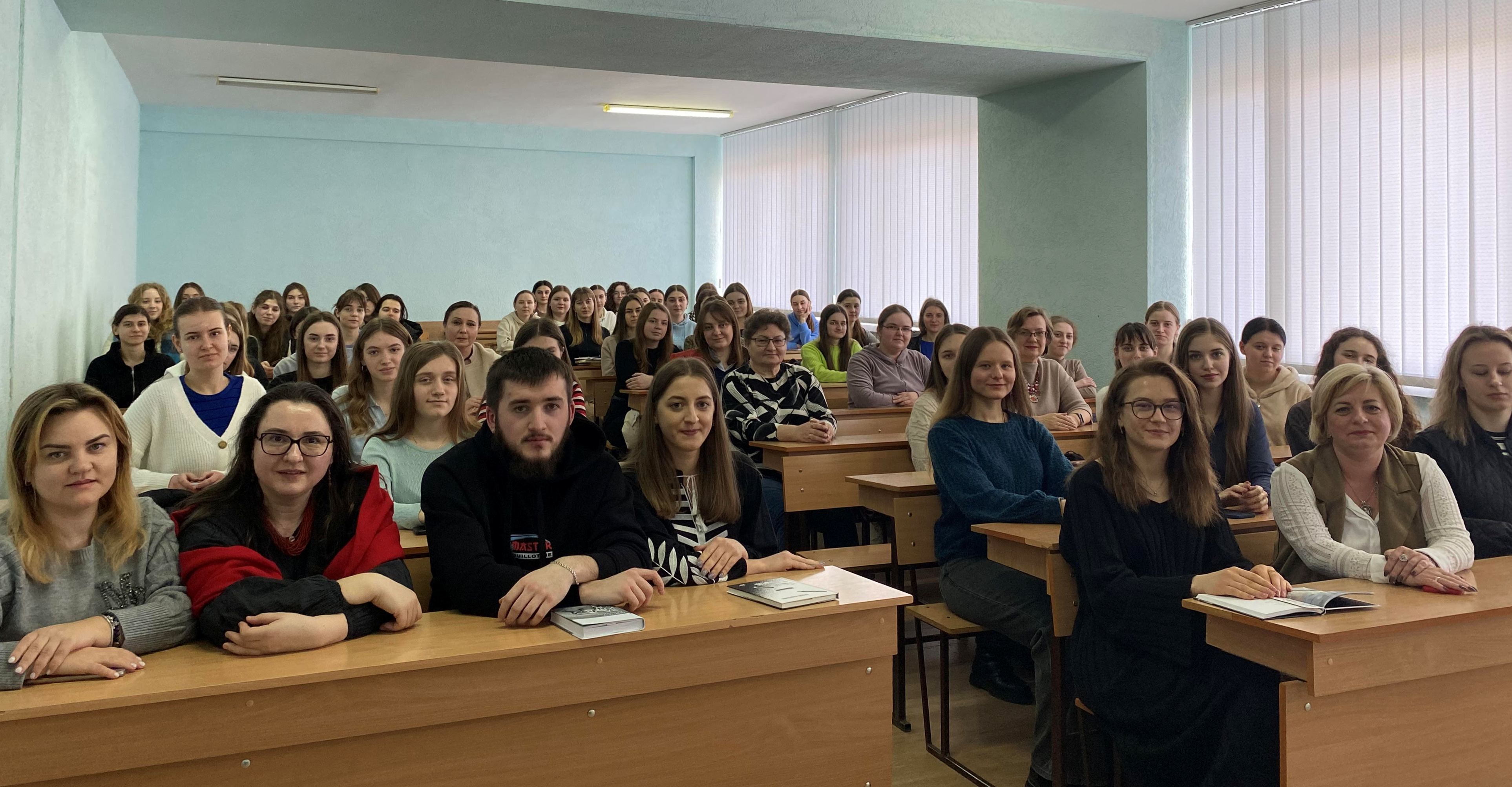 Спільне фото із викладачами кафедри у української та зарубіжної літератур і методик їх навчання, організаторами та учасниками круглого столу
